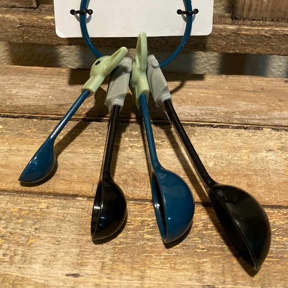 Disney’s Star Wars The Mandalorian & Baby Yoda Plastic Measuring Spoons Set of 4 - Picture 4 of 16